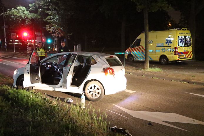 De auto met vier inzittenden, vloog een paar keer over de kop voordat het tot stilstand kwam bij de kruising tussen de Burgemeester Elsenlaan en Sir Winston Churchilllaan in Rijswijk.
