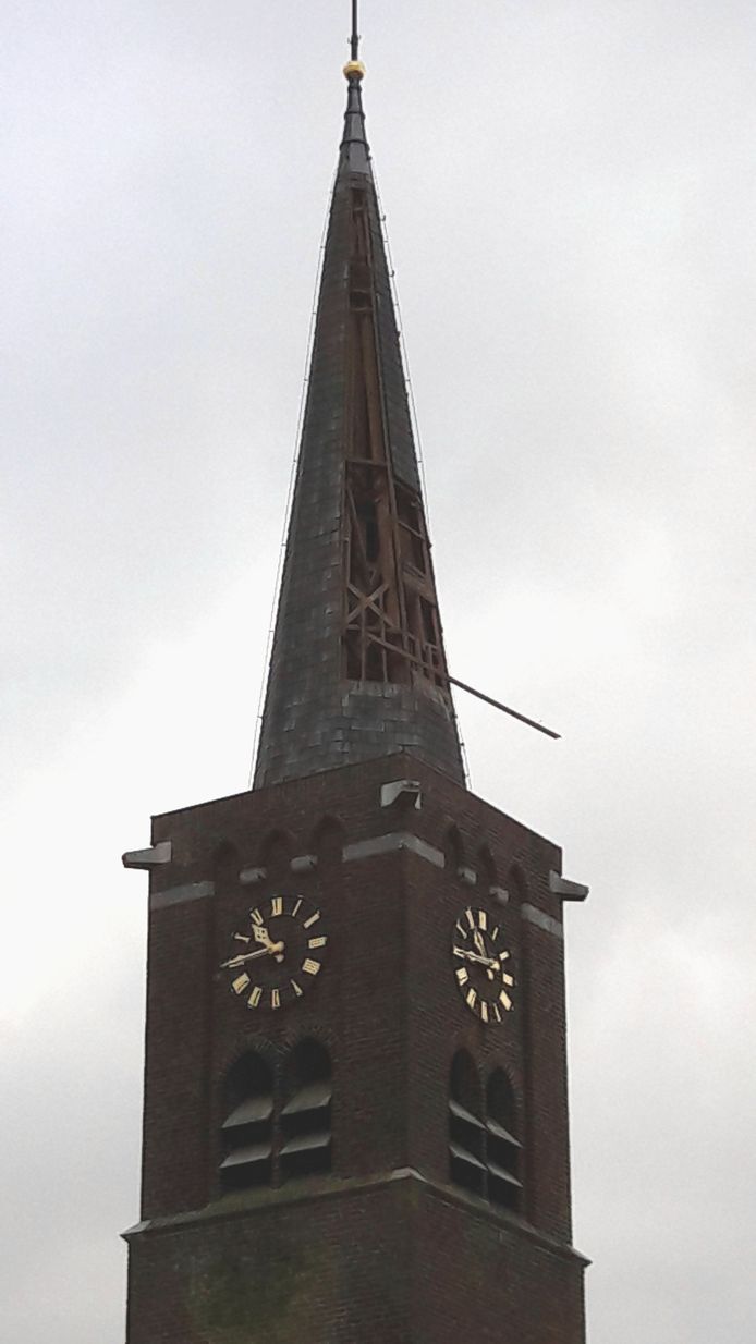 Een gapend gat in de spits van de Adrianuskerk.