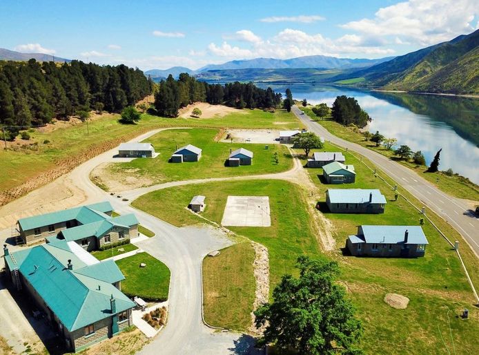 Het dorpje Waitaki aan het gelijknamige meer staat te koop in Nieuw-Zeeland.