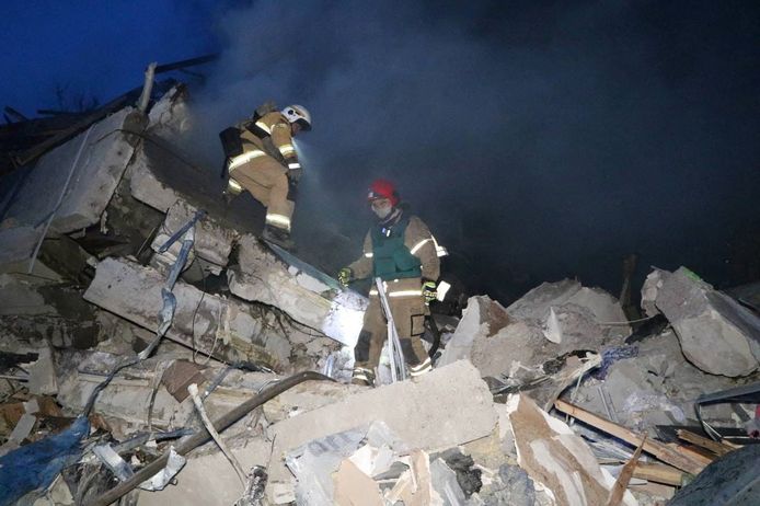 Reddingswerkers in de stad Dnipro zijn op zoek naar slachtoffers onder het puin. (03/06/23)