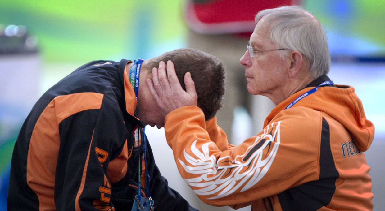 Schaatser Sven Kramer wordt getroost door chef de mission Henk Gemser na zijn race op de olympische 10 kilometer tijdens de Olympische Winterspelen in Vancouver. Beeld anp