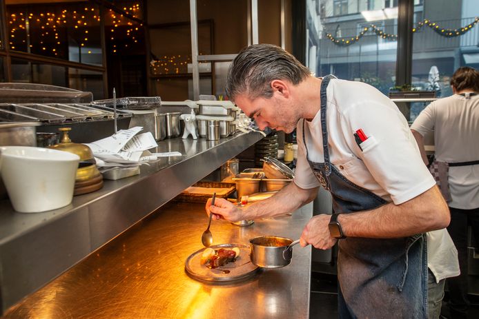 Dorus Clement aan het werk in de keuken van zijn restaurant Chocolat.