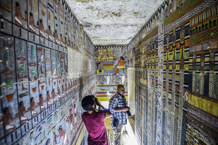 Journalisten filmen de pas ontdekte graftombe van de vroegere Egyptische edelman Khuwy.