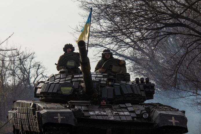 Oekraïense militairen bovenop een tank bij de frontlijnstad Bachmoet.