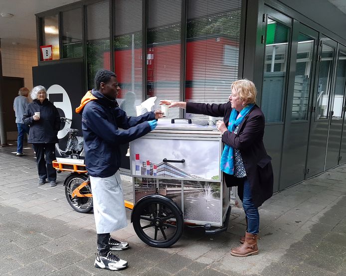 Jonathan Draaijers en Griet Ottens delen soep uit bij een van de portieken van de L-flat in Zeist.