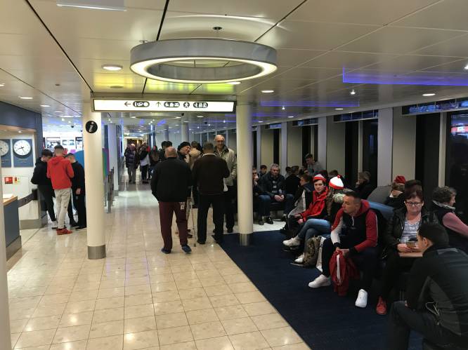 Honderdtal migranten dringt haven van Calais binnen: helft klimt aan boord van ferry