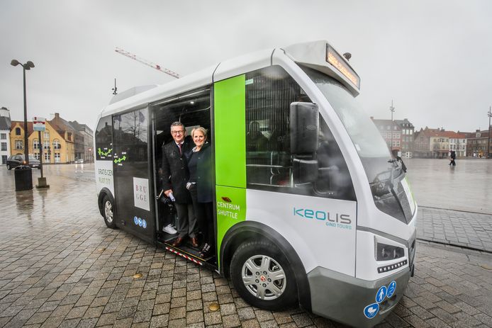 biologie sensatie begaan Gratis shuttlebus rijdt nu ook elektrisch: “Op termijn willen we er 30 in  de binnenstad” | Brugge | hln.be