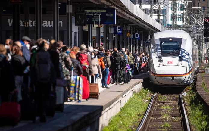 Een vol perron in Stuttgart tijdens de paasvakantie.