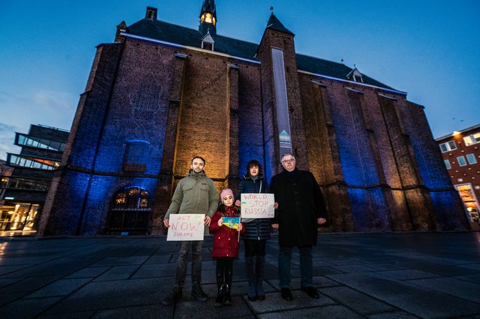 De Mariënburgkapel in het centrum van Nijmegen is deze avond uitgelicht in de kleuren van de Oekraïense vlag. De Oekraïense Liliya Levandovska was met haar man en dochtertje met protestborden naar de kapel op de Mariënburg gekomen. Ook burgemeester Bruls kwam persoonlijk een kijkje nemen.