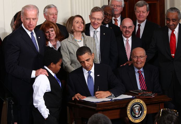 President Barack Obama tekent de Affordable Health Care for America Act.