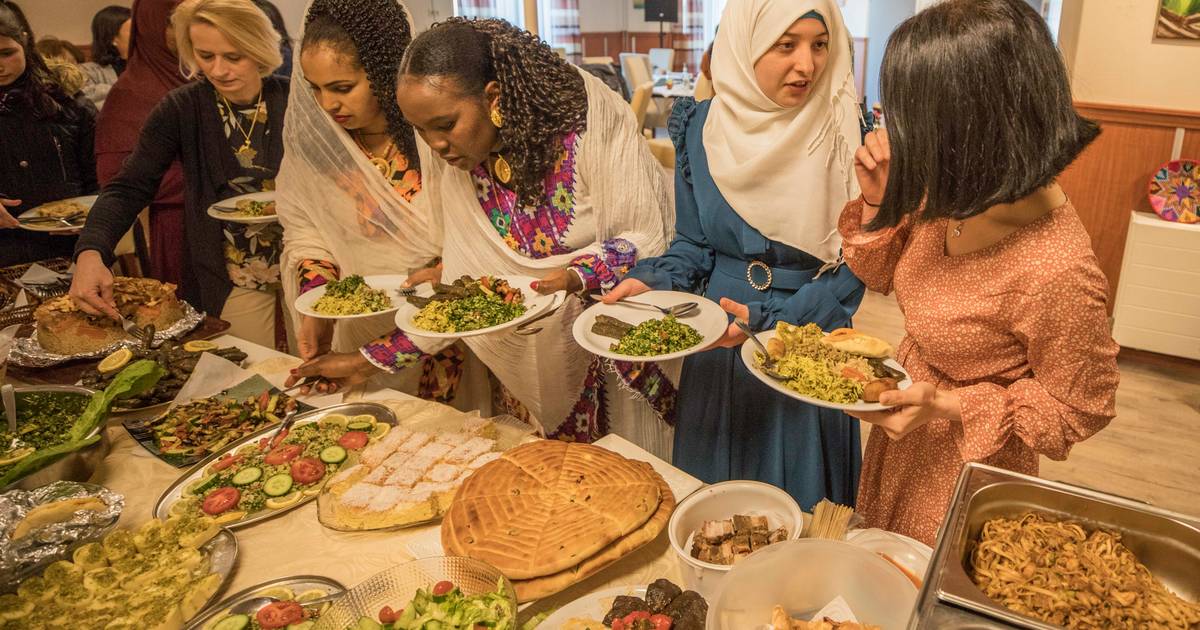 Eten en verhalen vertellen tijdens Vrouwendag in Lewedorp