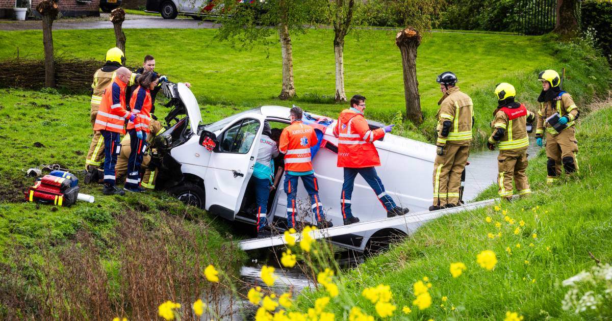 Bestelbus rijdt van dijk in Mijnsheerenland en komt deels in sloot terecht | 112 nieuws Hoeksche Waa