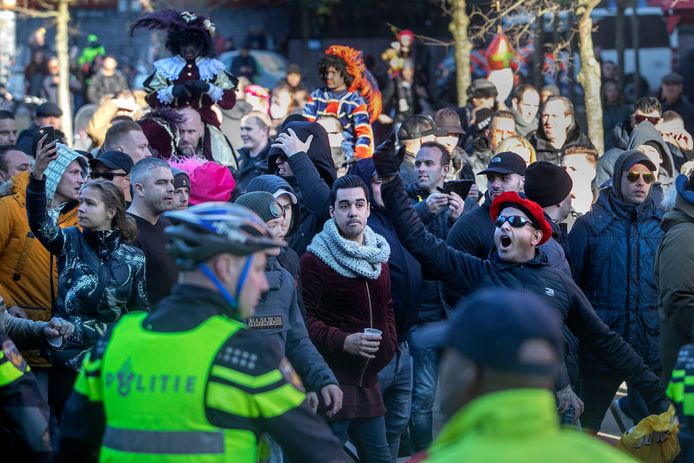 Harde kern van PSV zoekt in Eindhoven de confrontatie met demonstranten Kick Out Zwarte Piet