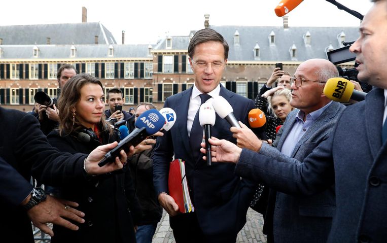 Mark Rutte dinsdagochtend bij aankomt op het Binnenhof. Beeld ANP