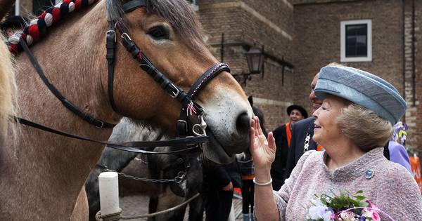 Beveiligers van Beatrix lopen vast op Wassenaars strand terwijl prinses op paard zit - AD.nl