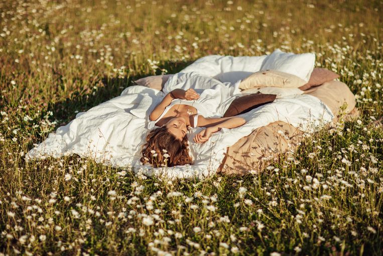 Heb je minder slaap nodig in de zomer? Beeld Getty Images