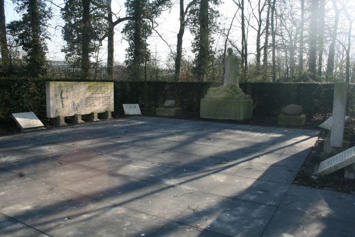 Het oorlogsmonument langs de Twenteroute in Eibergen, gefotografeerd in de richting van de stenen met namen van gevallen militairen. Onlangs is al de vierkante ruimte tussen de verschillende onderdelen van het monument verhard. Foto Peter Zandee