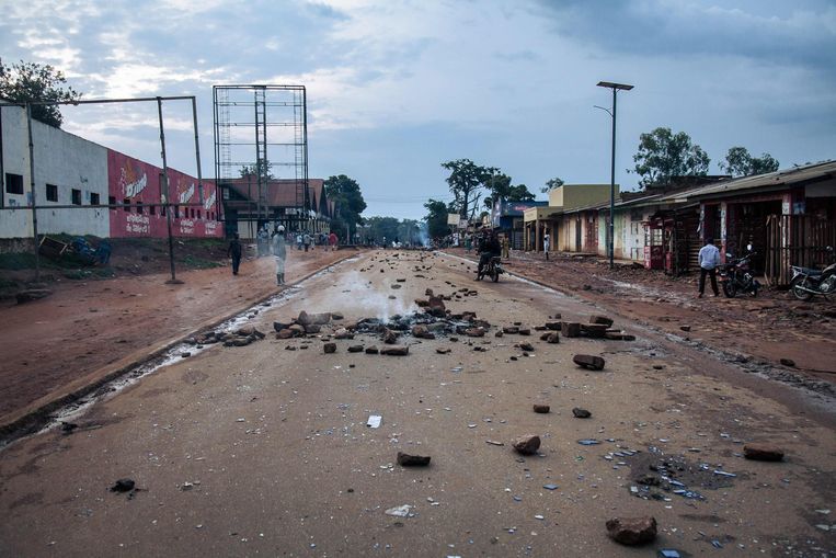 De ravage op de hoofdstraat van de Congolese stad Beni op donderdag na een demonstratie tegen het uitstelling van de verkiezingen.  Beeld AFP