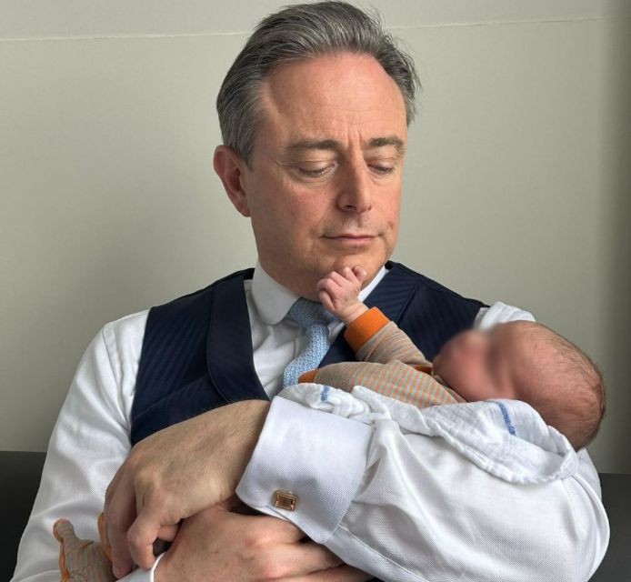 Antwerps burgemeester Bart De Wever heeft een foto met baby Roos op sociale media geplaatst.