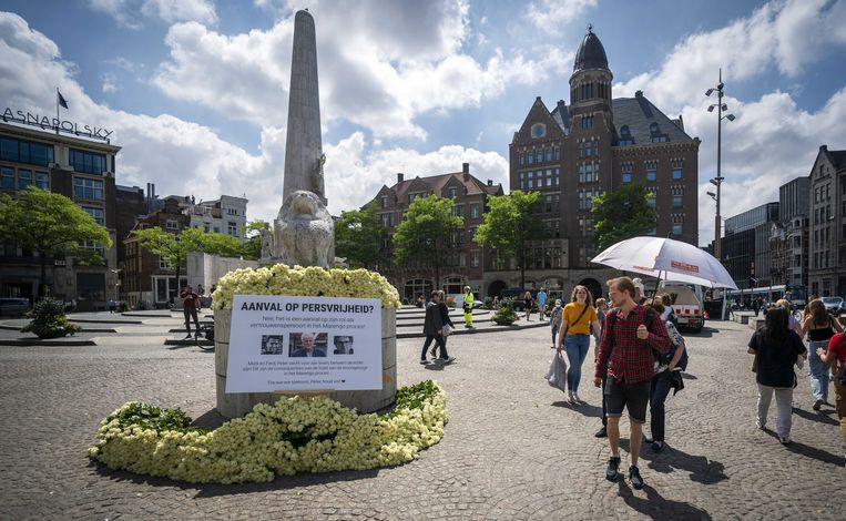 Witte rozen bij het Nationaal Monument op de Dam als steunbetuiging voor Peter R. de Vries. Beeld ANP