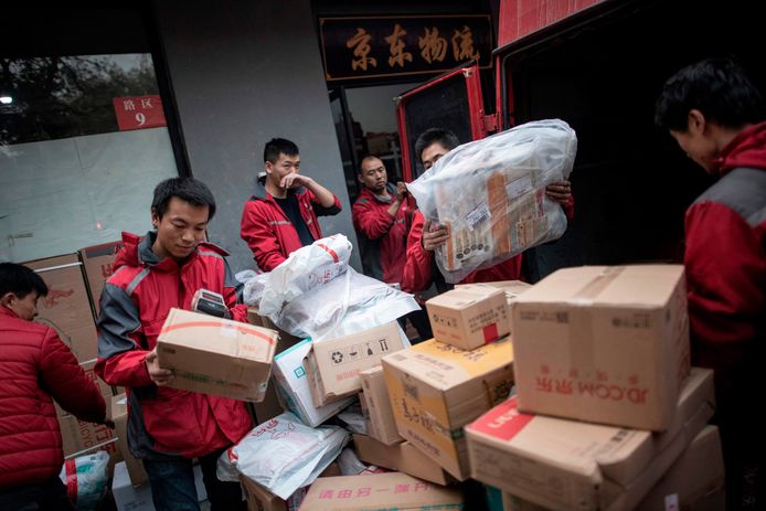 Bezorgers in Peking laden pakketjes uit voor Singles Day.