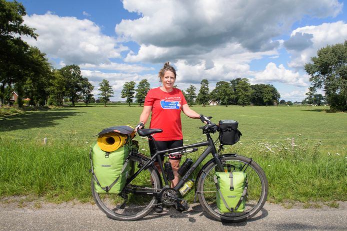 Marga Wispels is klaar voor haar uitdaging. Ze fietst in haar eentje naar Spanje om geld in te zamelen voor KWF Kankerbestrijding.