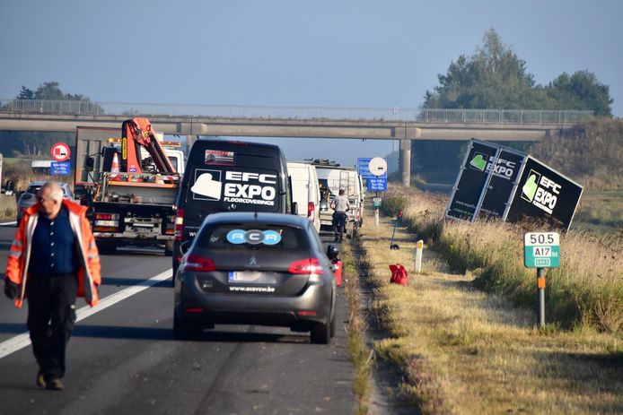 De bestelwagen kwam pas vele tientallen meter verder tot stilstand. De losgekomen aanhangwagen belandde nog wat verder net niet in de dieperik