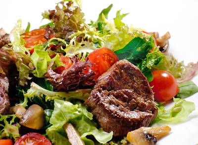 Keto-dieet - met veel kaas en vlees - is populair. Maar of het ook gezond is?