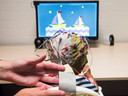 Tijdens het EEG-onderzoek krijgen de baby’s plaatjes te zien waar ze op reageren.