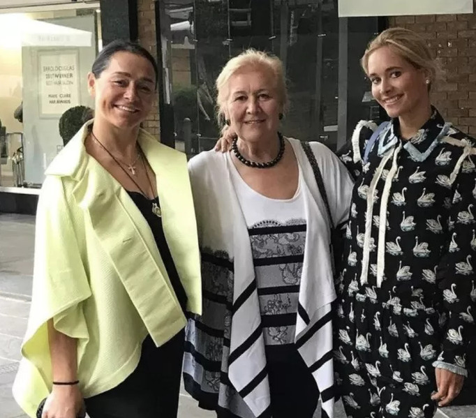 Polina (d) avec sa mère Svetlana (g).