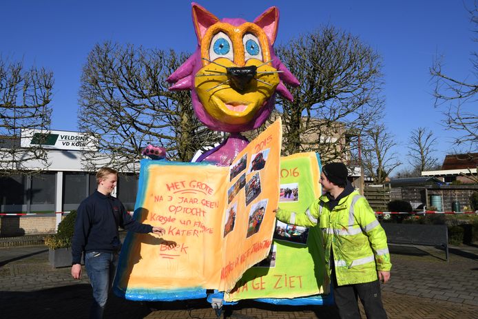In Kattegat hebben bouwclubs koppen gemaakt die zaterdag ter aankleding van het dorp worden geplaats door Stichting De Kater. Leus Dilven en Coen van Alphen, demonstreren namens carnavalsvereniging CV de Knopkoppen het dagboek beeld met daarin foto's van de optochten.
