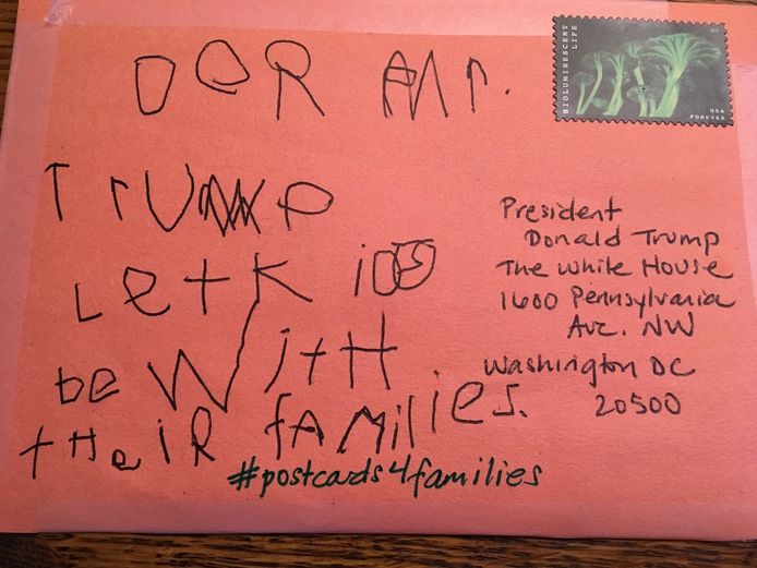Een postkaart verzonden aan Trump: "Dear Mr. Trump, Let kids be with their families #postcards4families"