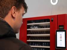 Een snoepautomaat waarbij je met data betaalt en een robothand om oma te knuffelen: wil je dat wel?