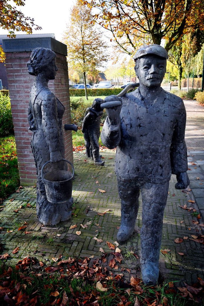 Aan de Voorstraat wordt er met een beeldengroep die een boerenfamilie moet voorstellen, ook stilgestaan bij het agrarische karakter van het dorp. De beelden van kunstenaar Jaap Hartman staan er sinds 1996.
