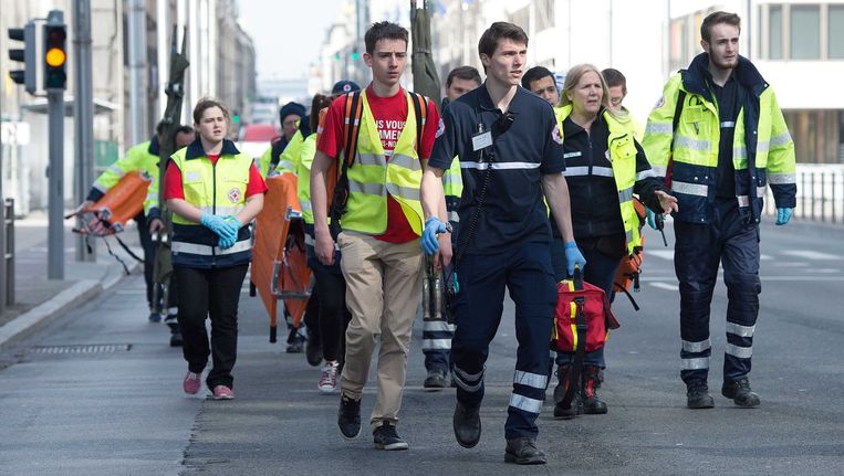 Hulpverleners komen terug van de rampplek aan de Wetstraat in Brussel. Beeld anp