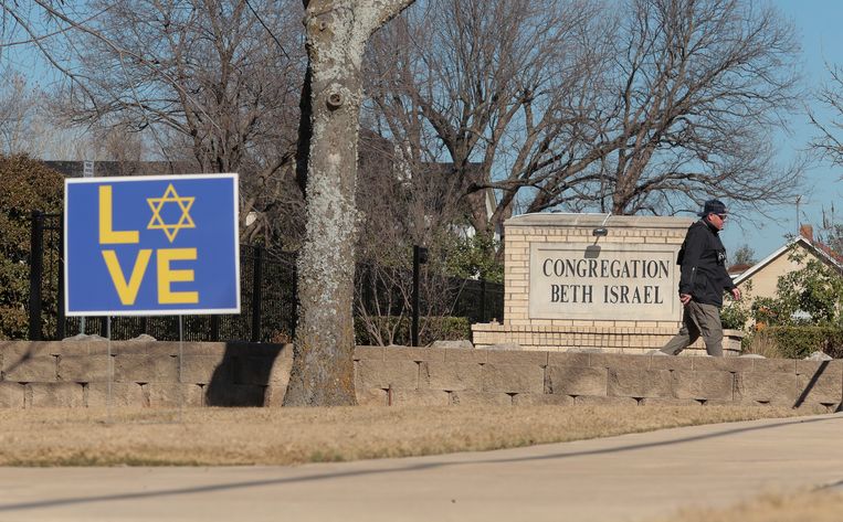 Een agent verlaat de Beth Israel-synagoge in Colleyville, Texas, waar een Britse gijzelnemer werd doodgeschoten. Nu zijn er in Groot-Brittannië voor de tweede keer arrestaties verricht in de zaak. Beeld EPA