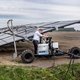 Het zonnepaneel rijdt over de akkers en levert energie, de suikerbieten eronder hebben niets te lijden