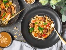 Wat Eten We Vandaag: Noedels met vegetarische balletjes en pindasaus