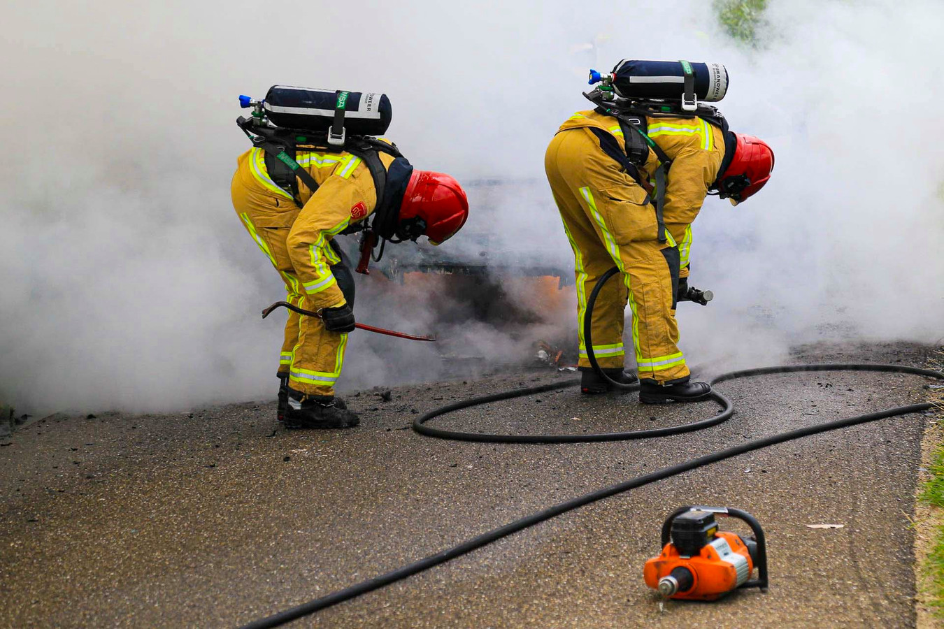 Auto vliegt in brand op Veldbeemd in Helmond Foto ed.nl