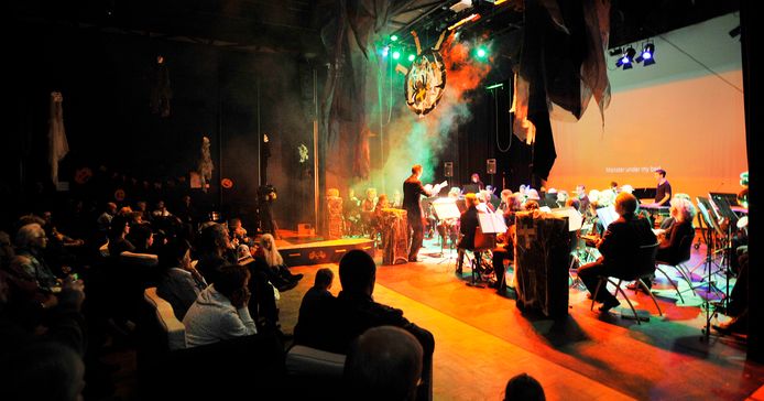 De theaterprogrammering in Tiliander voorziet vooral in de lokale behoefte. In 2010 bracht Het Oisterwijks Orkest een Halloweenconcert op de planken.