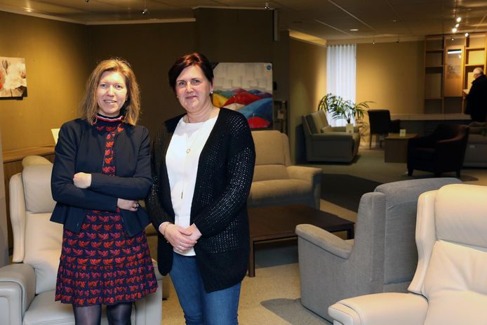 Greetje Vanregemorter (l) & Ann Verhaegen (r) in hun meubelzaak.