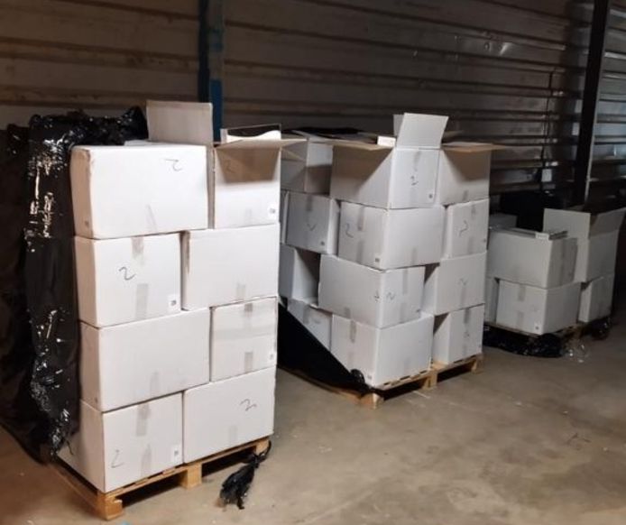 Veel dozen vol illegale tabaksartikelen zijn in beslag genomen tijdens de controle op een bedrijventerrein in Nijmegen-West.