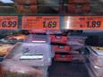 Foto ter illustratie. Stuntprijzen met vlees in de koeling van een supermarkt.