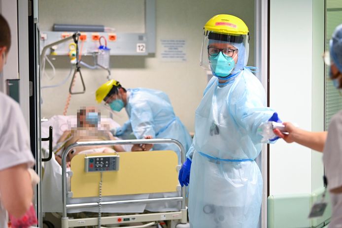 Een Covid-patiënt wordt verzorgd in een ziekenhuis in Luik.