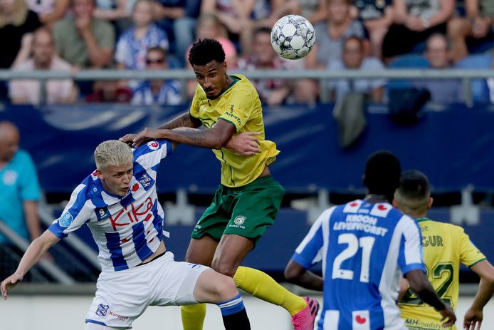 Jens Odgaard (l) in duel met Alex Carbonell.
