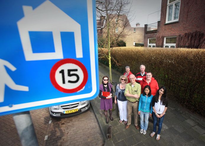 Een bord zoals deze in Den Haag mag de kopersvereniging niet zomaar plaatsen, dus kiest ze voor stickers.
