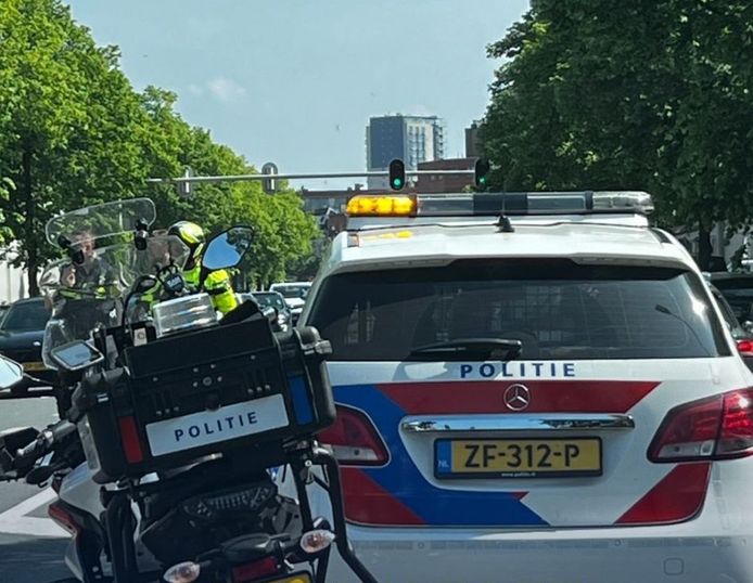 De trouwstoet hield de politie bijna drie kwartier bezig op de Vaillantlaan in Den Haag.