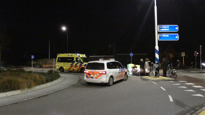 Op de rotonde aan de Prins Bernhardlaan in Veenendaal is een fietser gewond geraakt door een aanrijding met een auto.