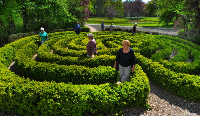 Rustig rondwandelen in het labyrint in het Middelburgse park Toorenvliedt tijdens Wereldlabyrintdag in 2016.