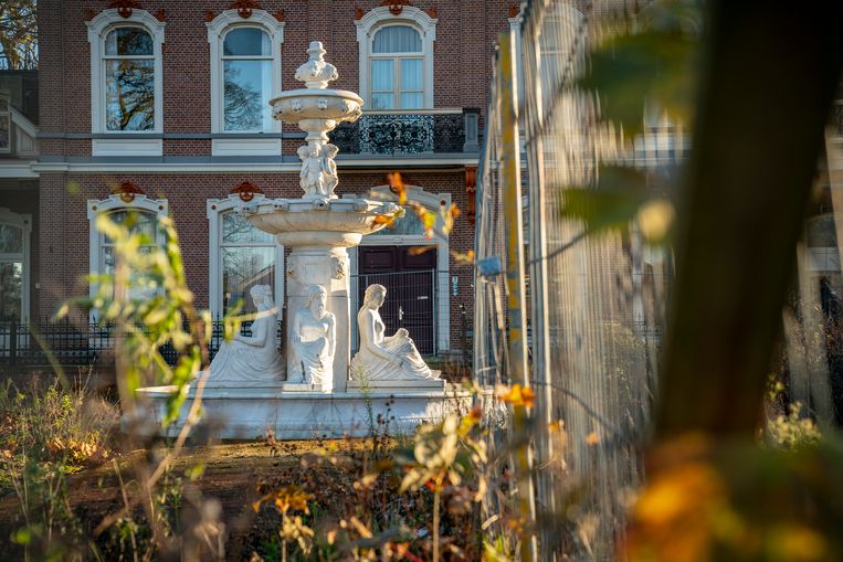 In deze villa wonen twintig arbeidsmigranten. Ze betalen 107 euro per week voor een bed en een gedeelde kamer. De woning is in slechte staat. Beeld Maikel Samuels